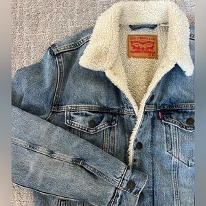 Never worn Levi’s sherpa denim jacket